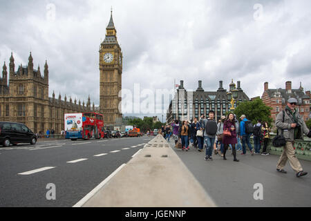 Neue Hindernisse nun im Ort auf der Westminster Bridge Fußgänger von Verkehr zu trennen.  Mitwirkende: Atmosphäre, wo anzeigen: London, England, Vereinigtes Königreich bei: Kredit-5. Juni 2017: Wheatley/WENN Stockfoto