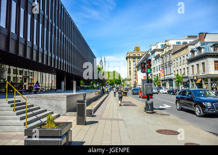 Montreal, Kanada - 15. Juni 2017: Der lange Straße neben der neuen Paläste Justizministerium (ein Gerichtsgebäude in Montreal) am alten Hafen. Stockfoto