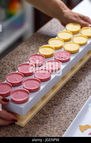 Mini-Himbeere-Vanille Schokolade Kuchen runden Stockfoto