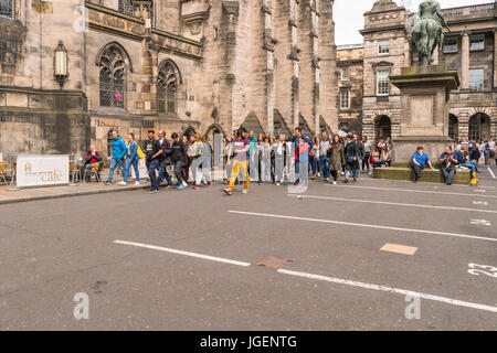 Edinburgh, Scotland, UK - 5. August 2016: Ein Reiseleiter und der Öffentlichkeit in Parliament Square, gleich neben der Royal Mile in Edinburgh, Schottland Stockfoto
