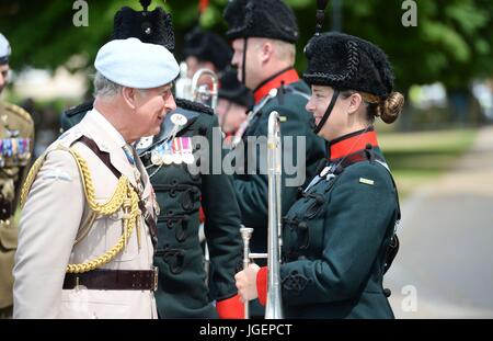 Der Prince Of Wales besuchen die Kathedrale von Salisbury, das Army Air Corps feiern 60. Jubiläum und Weihe Service für seine neue Guidon oder heraldische Banner zu besuchen. Stockfoto