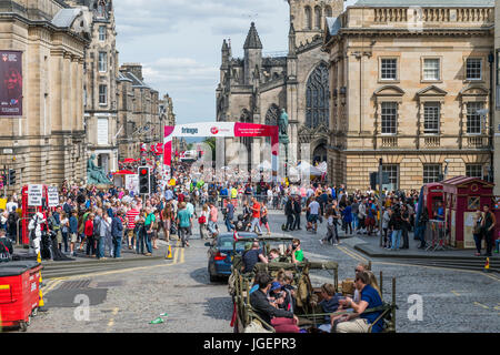 Edinburgh, Scotland, UK - 8. August 2015: Mitglieder der Öffentlichkeit auf der Royal Mile, Edinburgh Stockfoto