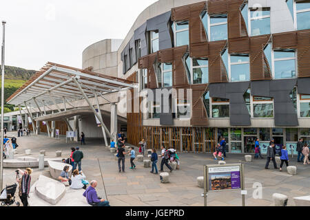 Edinburgh, Scotland, UK - 8. August 2015: Bürgerinnen und Bürger am öffentlichen Eingang des schottischen Parlaments, Edinburgh. Stockfoto