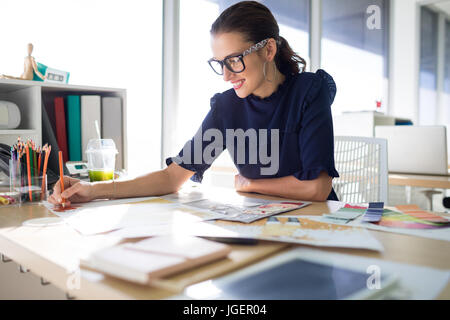 Weibliche Führungskraft arbeiten an ihrem Schreibtisch im Büro Stockfoto