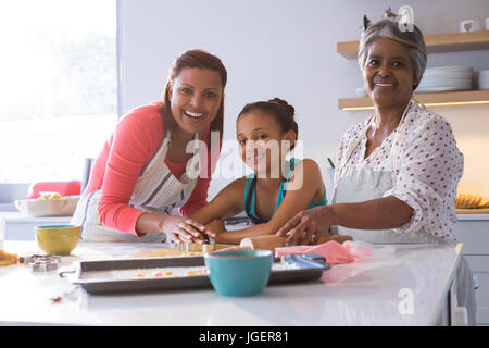 Porträt der glückliche mehr-Generationen-Familie Lebkuchen in Küche zu Hause vorbereiten Stockfoto