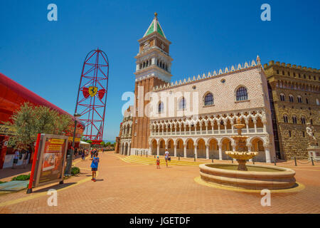 Europas neueste Themenpark Ferrari Land, nur eine Stunde und eine Hälfte entlang der sonnigen Strand gesäumte Küste von Barcelona und Teil von PortAventura. Stockfoto