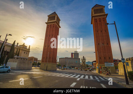 Venezianischen Türmen an der Placa d'Espanya Auch als Plaza de Espana bekannt, ist einer der wichtigsten Plätze von Barcelona. Stockfoto