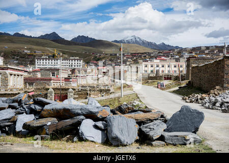 Dorf im Grasland des Tagong, Sichuan, China. Stockfoto