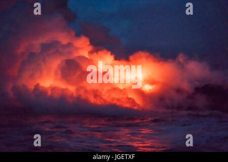 Lava ins Meer fließt. Hawaiʻi-Volcanoes-Nationalpark, Stockfoto