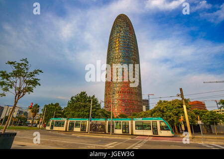 Die modernen Wolkenkratzer, die Torre Agbar wurde umbenannt Torre Herrlichkeiten im Jahr 2017. Es ist ein 38-geschossigen Turm im Zentrum von Barcelona Spanien Stockfoto