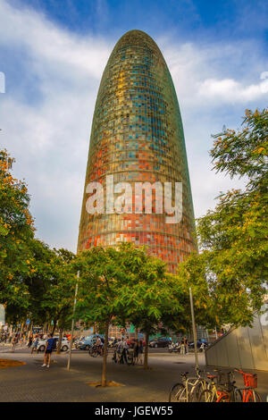 Die modernen Wolkenkratzer, die Torre Agbar wurde umbenannt Torre Herrlichkeiten im Jahr 2017. Es ist ein 38-geschossigen Turm im Zentrum von Barcelona Spanien Stockfoto