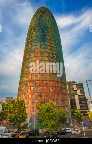 Die modernen Wolkenkratzer, die Torre Agbar wurde umbenannt Torre Herrlichkeiten im Jahr 2017. Es ist ein 38-geschossigen Turm im Zentrum von Barcelona Spanien Stockfoto