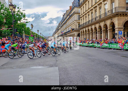 PARIS, Frankreich - 26. Juli 2015: die Tour de France Peloton über die Schlussphase auf den Straßen rund um den Tuilerien in Paris Stockfoto