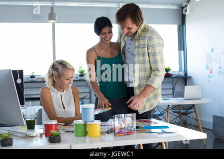 Blick auf Schatten Farbfeld im Büro Führungskräfte Stockfoto