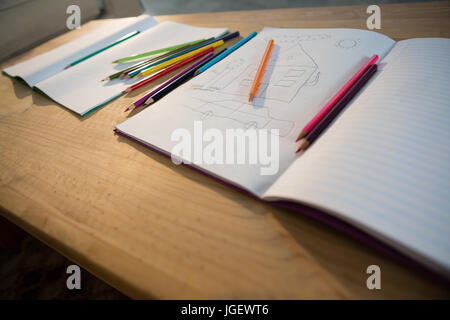 Bücher und Stifte auf einem Tisch im Wohnzimmer zu Hause Stockfoto