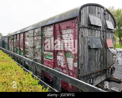 Alten Schienenfahrzeugen auf einem Abstellgleis im Bahnhof Bodium in Kent UK Stockfoto