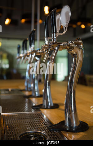 Bier tippt in Reihe an Restaurant Theke Stockfoto