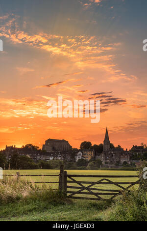 UK - nach einer Woche mit heißem Wetter im Westen, einem farbenfrohen Sonnenaufgang über Wiltshire Stadt von Malmesbury vorangeht Wettervorhersage Gewitter und ein Stockfoto