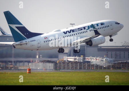 Montreal, Kanada, 6 July,2017.Westjet Flug abheben vom Trudeau International Airport. Kredit: Mario Beauregard/Alamy Live-Nachrichten Stockfoto