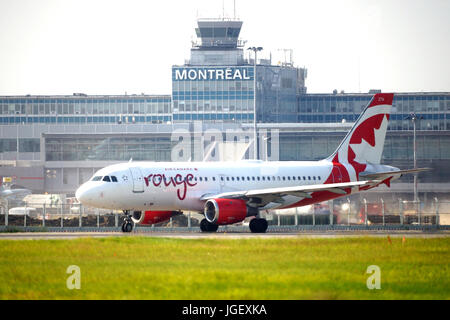 Montreal, Kanada, 6 July,2017.Air Kanada Flug Rollen auf einer Landebahn zum Abheben vom Trudeau International Airport. Kredit: Mario Beauregard/Alamy Live N Stockfoto