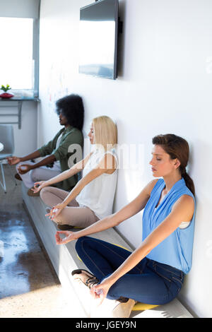 Führungskräfte, die Yoga im Büro zu tun Stockfoto