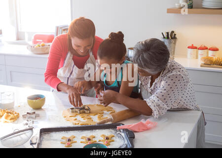 Glückliche mehr-Generationen-Familie Lebkuchen in Küche zu Hause vorbereiten Stockfoto