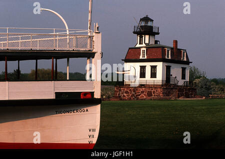 Der Leuchtturm von Colchester Riff (1871) auf nahe gelegenen Lake Champlain und den Bogen des restaurierten Steamboat Ticonderoga Stockfoto