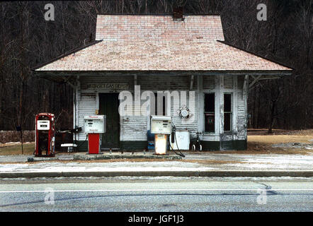 Eine verlassene Tankstelle entlang Route 7 in der Nähe von Rutland, Vermont, USA Stockfoto