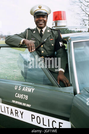 Ein US-Army Militärpolizist steht mit einem Streifenwagen. Stockfoto