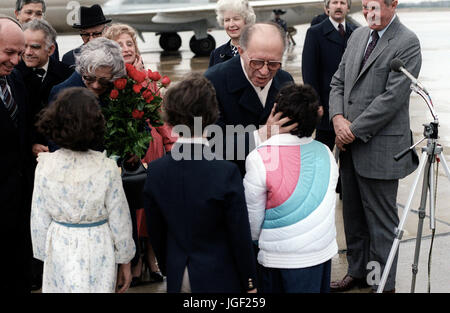 Premierminister Menachem Begin Israels ist bei seiner Ankunft in den Vereinigten Staaten für einen Besuch zu begrüßen. Stockfoto