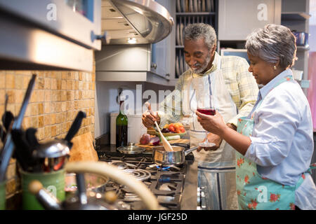 Älteres Paar, die Zubereitung von Speisen in der Küche zu Hause Stockfoto