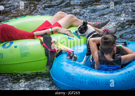 Schlauch am Chattahoochee River in Helen, Georgia. Stockfoto