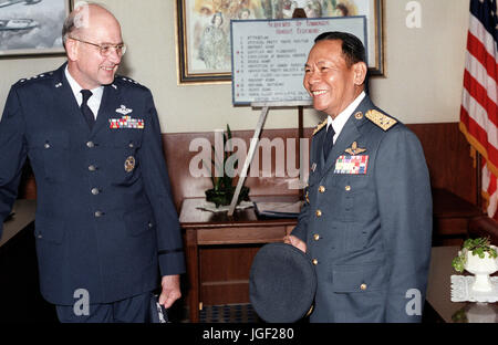 Air Marshall Panieng Karntarat von Thailand spricht mit GEN Lew Allen, Stabschef der US Air Force, nach seiner Ankunft in den Vereinigten Staaten für einen Besuch. Stockfoto