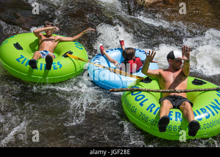 Schlauch am Chattahoochee River in Helen, Georgia. Stockfoto