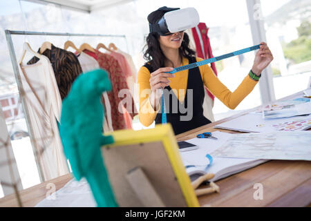 Designerin mit virtual-Reality-Kopfhörer in office Stockfoto