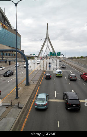 I-93 durch Boston über die Leonard p zakim Bunker Hill Memorial Bridge Boston USA Stockfoto