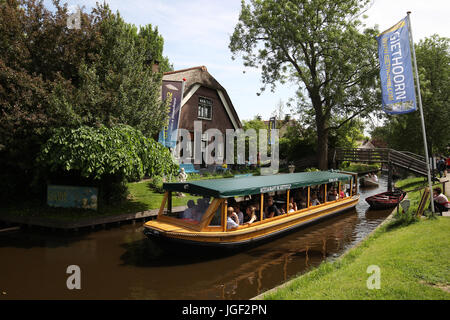 Giethoorn, ist die Niederlande für Kanäle und strohgedeckten Häuser bekannt.  Provinz Overijssel. Stockfoto