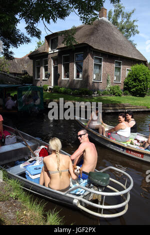 Giethoorn, ist die Niederlande für Kanäle und strohgedeckten Häuser bekannt.  Provinz Overijssel. Stockfoto