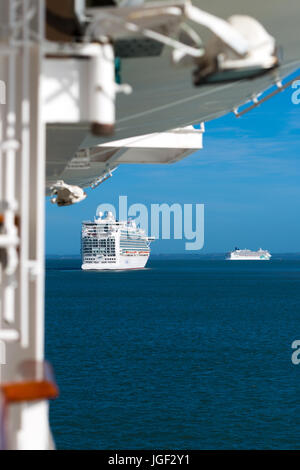 Hafen von Southampton Solent den Blick auf zwei Kreuzfahrtschiffe, fotografiert vom 3. Schiff im Konvoi. Stockfoto