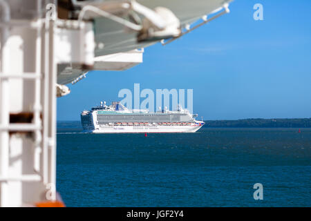 Hafen von Southampton nach unten den Solent am Cruise Schiff Azura, fotografiert von Ventura. P & O Schiffe. Stockfoto