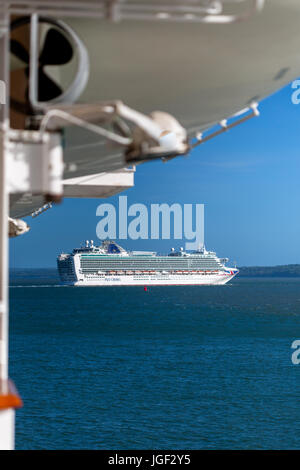 Hafen von Southampton nach unten den Solent am Cruise Schiff Azura, fotografiert von Ventura. P & O Schiffe. Stockfoto