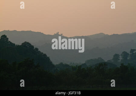 Ne Tong oder Toinga Hügel am Ufer des Naf Fluß an Teknaf. Cox Bazar, Bangladesch Stockfoto