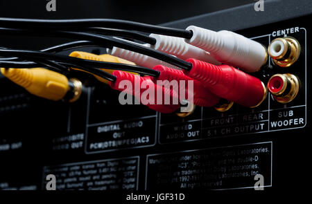 Kabel angeschlossen, um das Anschlussfeld eines DVD-Players Stockfoto