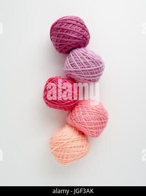 Stricken Garn Kugeln in rosa Farbton. Farbigen Garnen auf weißem Hintergrund. Knäuel Wolle Garn zum stricken. Stockfoto