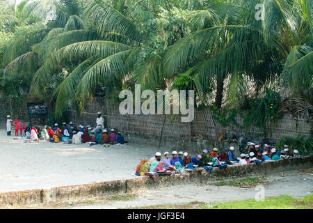 Schüler besuchen Maktab (Morgen islamische Schule) auf der Insel Saint-Martin. Teknaf, Cox Bazar, Bangladesch. Stockfoto