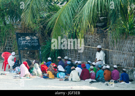 Schüler besuchen Maktab (Morgen islamische Schule) auf der Insel Saint-Martin. Teknaf, Cox Bazar, Bangladesch. Stockfoto