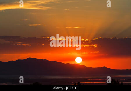 In dieser Aufnahme die Lichtstrahlen durch die Wolken strahlen Sie wie die Sonne über Antelope Island State Park, Utah, USA. Stockfoto