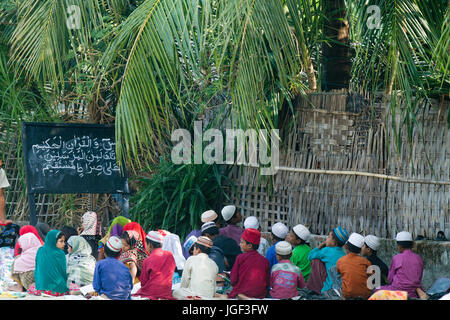 Schüler besuchen Maktab (Morgen islamische Schule) auf der Insel Saint-Martin. Teknaf, Cox Bazar, Bangladesch. Stockfoto