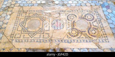 DEMRE, Türkei - 7. Mai 2017: Das mittelalterliche Mosaik mit geometrischen Mustern sind bedecken den Boden der St. Nicholsa Kirche, am 7. Mai in Demre. Stockfoto
