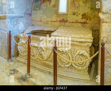 DEMRE, Türkei - 7. Mai 2017: Der Stein Marmor-Sarkophag des Heiligen Nikolaus ist das Wahrzeichen der Kirche, am 7. Mai in Demre. Stockfoto